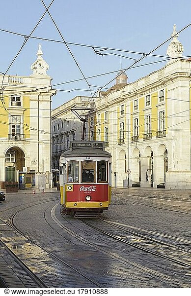 Straßenbahn am Praca do Comercio  oder Handelsplatz  Lissabon  Portugal  Europa