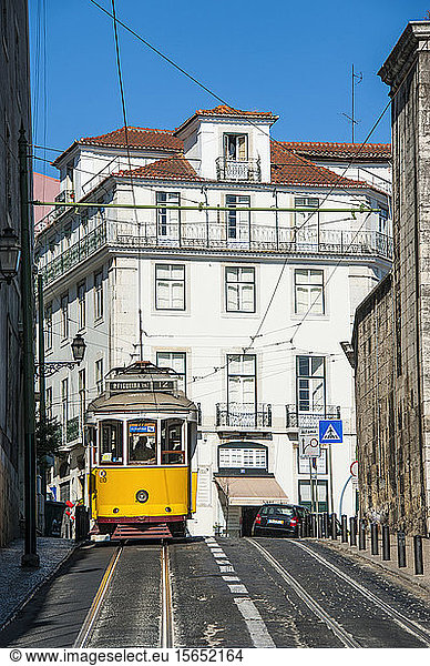 Straßenbahn auf der Straße Alfama in Lissabon. Portugal