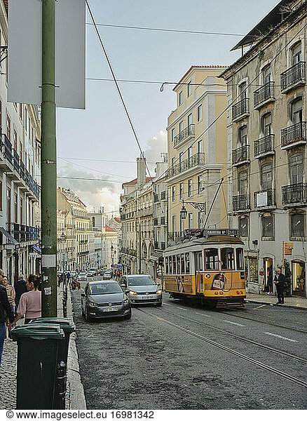 Straßenbahn durch die Straßen von Lissabon