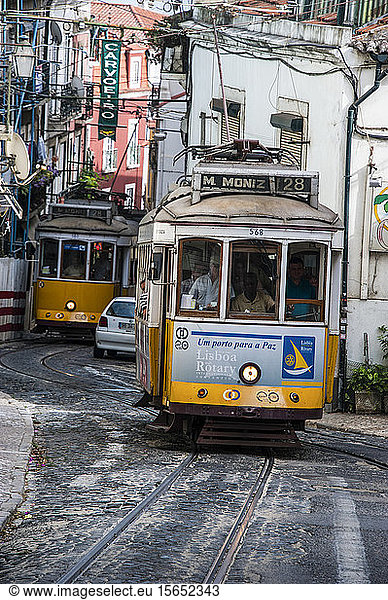 Straßenbahn in der Altstadt von Alfama  Lissabon