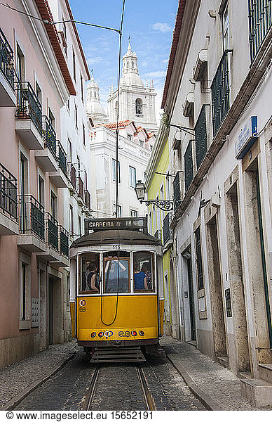 Straßenbahn in der Gasse der Alfama in Lissabon