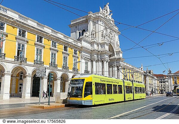 Straßenbahn Tram Lissabon ÖPNV öffentlicher Nahverkehr Transport Verkehr am Triumphbogen in Lissabon  Portugal  Europa