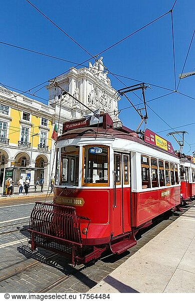 Straßenbahnen Trams Lissabon ÖPNV öffentlicher Nahverkehr Transport Verkehr am Triumphbogen in Lissabon  Portugal  Europa