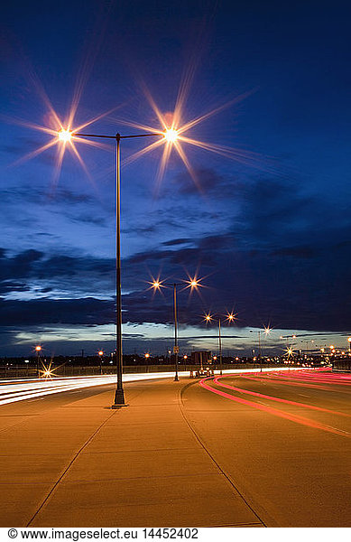 Straßenbeleuchtung und Verkehr in der Abenddämmerung