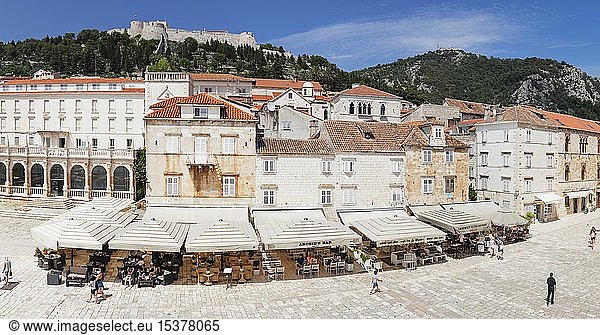Straßencafés am Trg Svetog Stjepana mit Blick auf die Festung  Hvar  Insel Hvar  Dalmatien  Kroatien  Europa