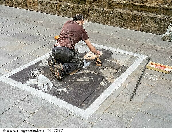 Straßenkünstler malt das Bild Mona Lisa von Leonardo da Vinci mit Kreide auf den Asphalt  Florenz  Italien