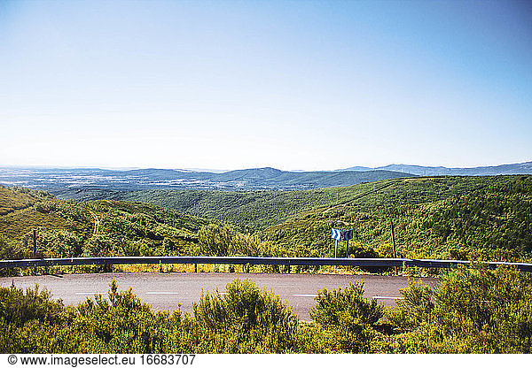 Straßenkreuzung Landschaft von Wald und Bergen gegen blauen Himmel