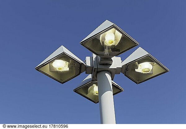 Straßenlampe brennt bei Tageslicht  Symbolbild Energieverschwendung  Verschwendung von Strom  Düsseldorf  Nordrhein-Westfalen  Deutschland  Europa