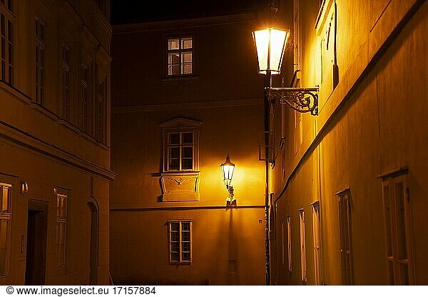 Straßenlampen bei Nacht.