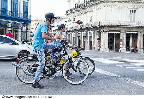 Straßenleben in Havanna. Moped  Harley Davidson.