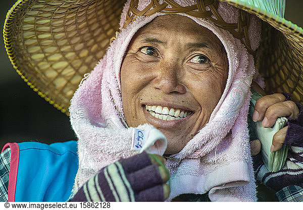 Straßenmarktarbeiter mit traditionellem orientalischem Hut