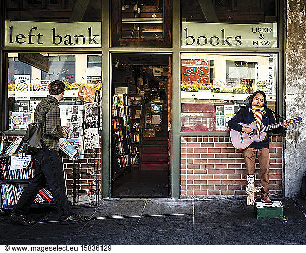 Straßenmusikant spielt vor einem Buchladen auf dem Pike Place Market  Seattle