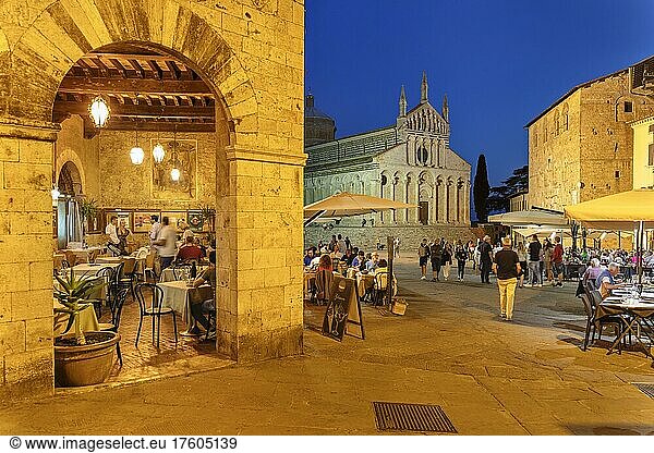 Straßenrestaurants an der Piazza Garibaldi mit San Cerbone Kathedrale  Massa Marittima  Maremma  Provinz Grosseto  Toskana  Italien  Europa