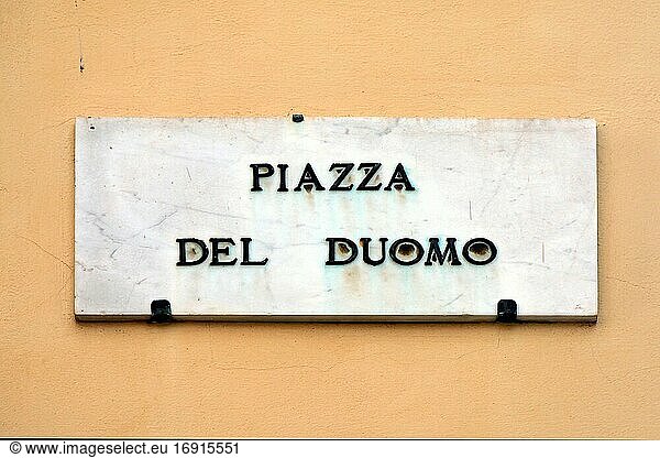 Straßenschild der Piazza del duomo in Florenz - Italien.