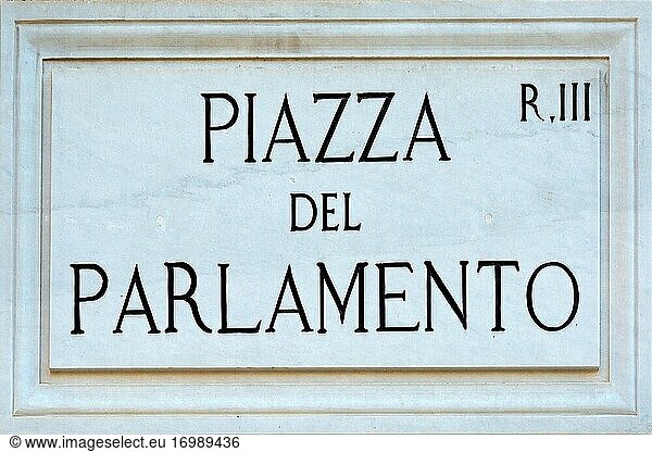 Straßenschild der Piazza del Parlamento in Rom - Italien.
