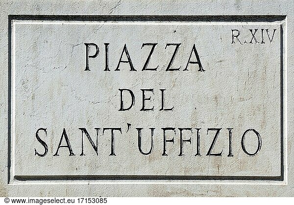 Straßenschild der Piazza del Sant Uffizio in Rom - Italien.