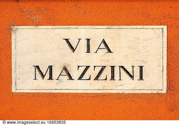 Straßenschild der Straße Via Mazzini im historischen Zentrum von Verona - Italien.