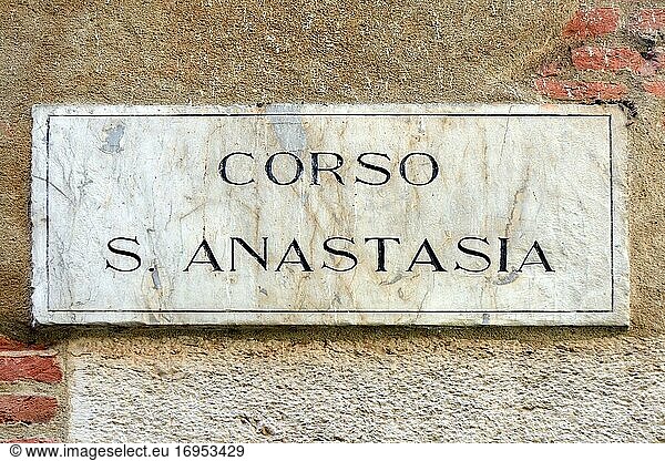 Straßenschild des Platzes Corso Anastasia im historischen Zentrum von Verona - Italien.