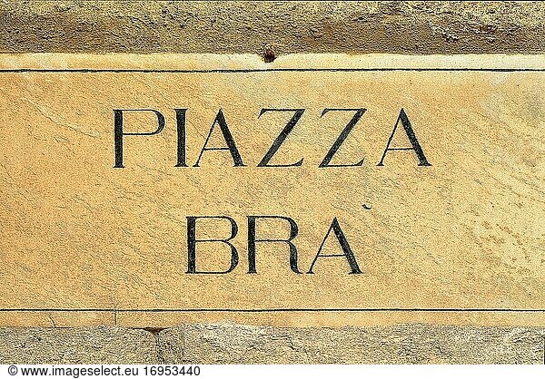 Straßenschild des Platzes Piazza Bra im historischen Zentrum von Verona - Italien.