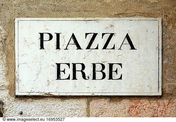 Straßenschild des Platzes Piazza Erbe im historischen Zentrum von Verona - Italien.