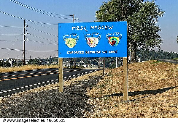 Straßenschild in der Stadt Moscow Idaho  das die Bürger daran erinnert  Masken zu tragen.