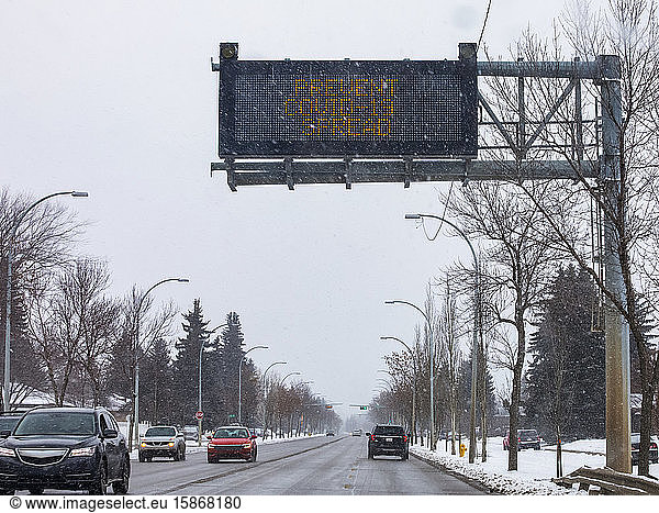 Straßenschild mit der Aufschrift 'Verhinderung der Ausbreitung von Covid-19'; Edmonton  Alberta  Kanada
