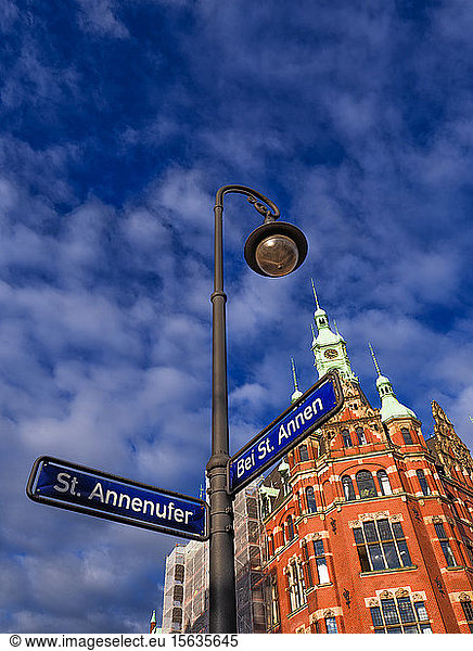 Straßenschild und Hafenrathaus  Speicherstadt  Hamburg  Deutschland