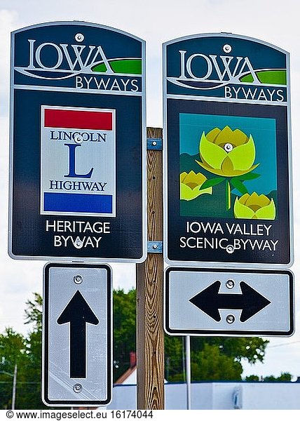 Straßenschilder des Bundesstaates Iowa mit Hinweisen auf interessante Straßen und Sehenswürdigkeiten.