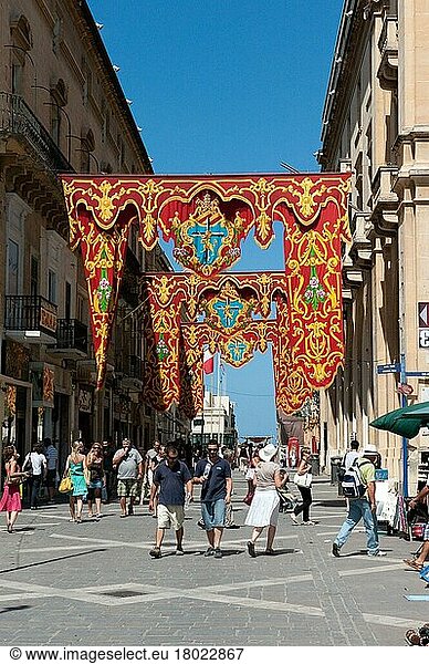 Straßenschmuck  geschmückt  Tapisserie  Republic Street  ehemals Queen Street  La Valletta  Malta  il-Belt Valetta  Europa
