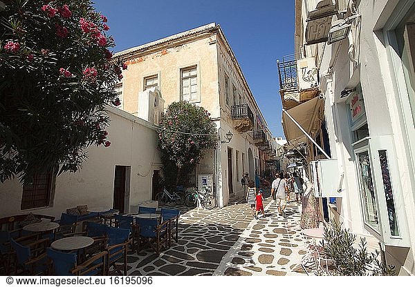 Straßenszene aus Parikia  dem Hafenort der Insel Paros  Kykladen  Griechische Inseln  Griechenland  Europa.