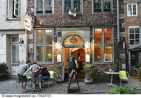 Straßenszene  Gastronomie  Concordenhaus  Hinter der Holzpforte  Schnoorviertel  Bremen  Deutschland  Europa