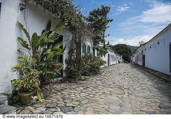 Straßenszene in der Kolonialstadt Paraty in Brasilien
