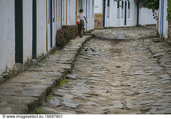 Straßenszene in der Kolonialstadt Paraty in Brasilien