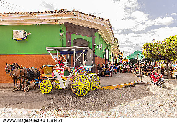 Straßenszene in Granada  Nicaragua  Mittelamerika