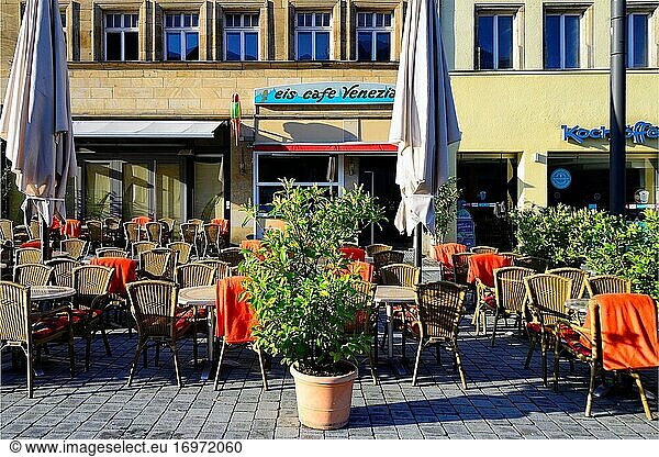 Straßenszene  Maximilianstraße - touristische Hauptflaniermeile in der Altstadt  Bayreuth  Hauptstadt von Oberfranken  Bayern  Deutschland  Europa
