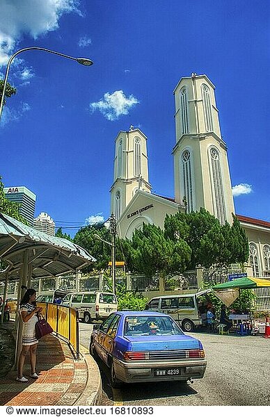 Straßenszene mit der Sankt-Johannes-Kathedrale  Kuala Lumpur  Malaysia.