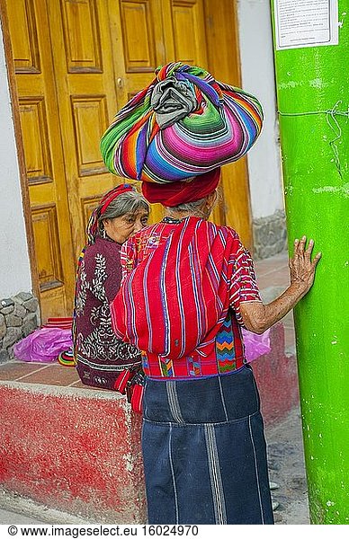 Straßenszene mit einer Maya-Frau in traditioneller Kleidung in der Stadt Panajachel am Atitlan-See im südwestlichen guatemaltekischen Hochland  Guatemala.