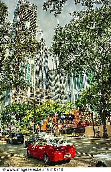Straßenszene mit Petronas-Türmen  Kuala Lumpur  Malaysia.