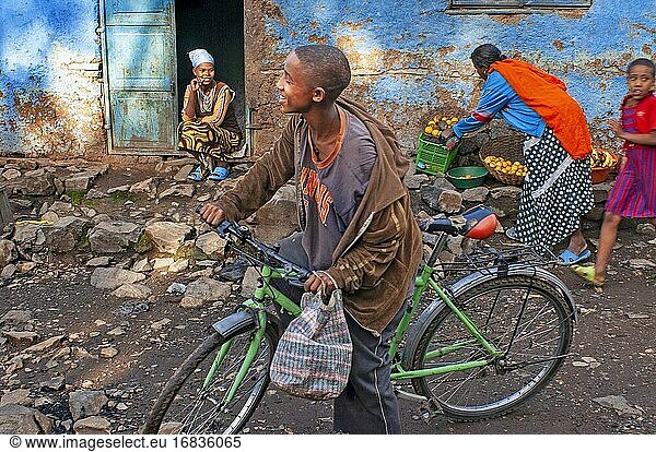 Straßenszene und Lebensmittelverkäufer in der Stadt Gondar  Äthiopien. Gondar ist eine der schönsten Städte der Welt. Nicht nur wegen des beeindruckenden Königspalastes  der Fasilid-Bäder und der zahlreichen  schönen und seltsamen Kirchen.