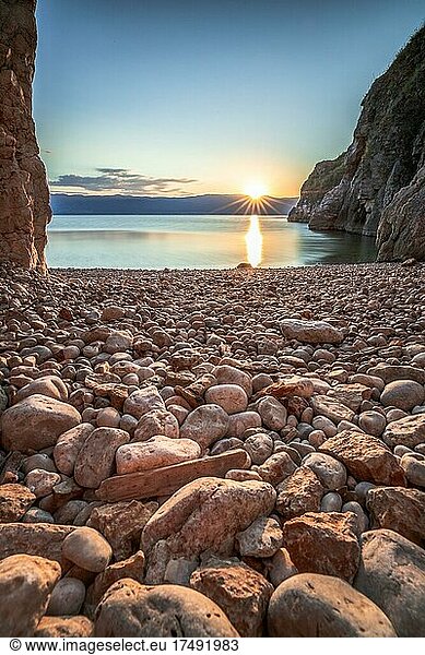 Strand aus Steinen am Meer  einsame Bucht mit Sonnenaufgang  Vrbnik  Insel Krk  Kroatien  Europa