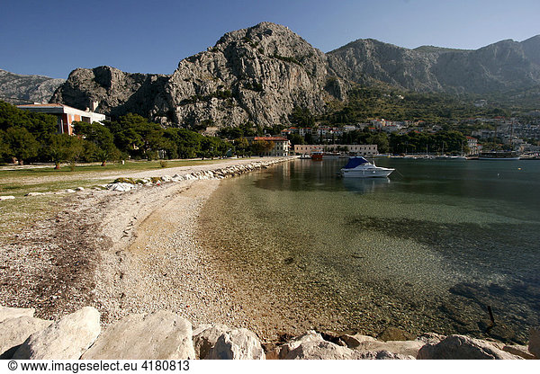 Strand bei Omis an der Makarska-Riviera  Omis Kroatien Europa