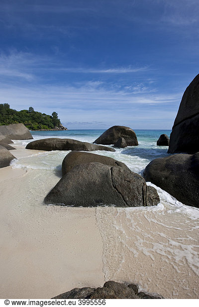 Strand bei Vista do Mar mit den typischen Granitfelsen der Seychellen  Glacis  Insel Mahe  Seychellen  Indischer Ozean  Afrika