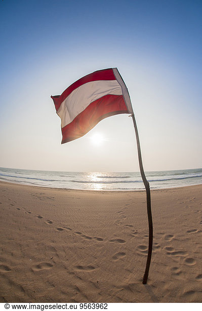 Strand Himmel Sand Fahne blau österreichisch Indischer Ozean Indik Sri Lanka Holzstock Stock Südliche Provinz