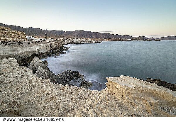 Strand Los Escullos bei Sonnenuntergang im Naturpark Cabo de Gata in Almeria Andalusien Spanien.