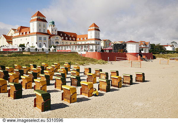 Strand mit Travel Charme Kurhaus Binz hinten Rügen Mecklenburg-Vorpommern Deutschland Europa