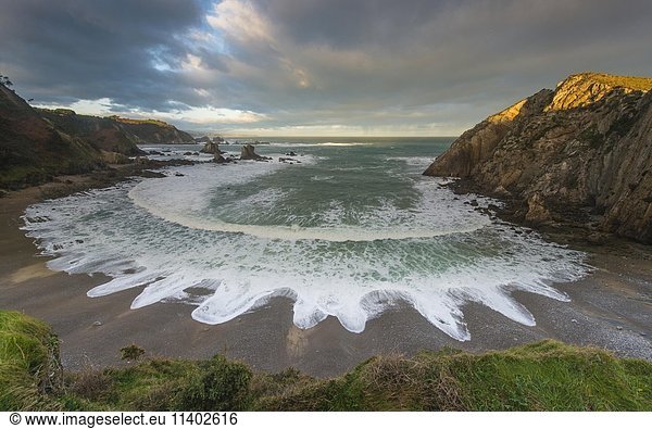 Strand Playa del Silencio  Wolkenstimmung  Golf von Biskaya  Provinz Asturien  Spanien  Europa