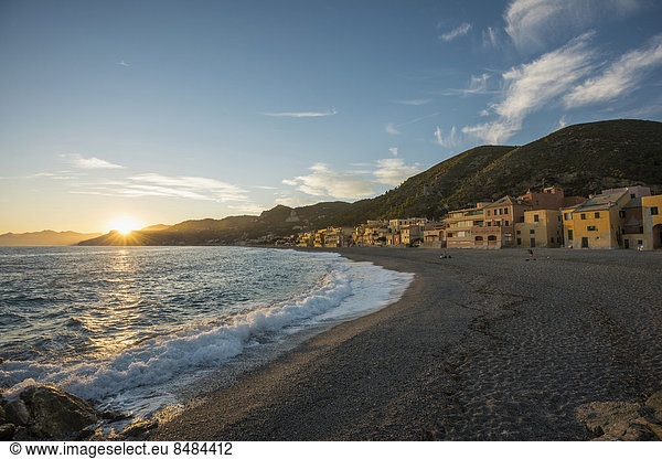 Strand Sonnenuntergang Gebäude typisch Italien Ligurien