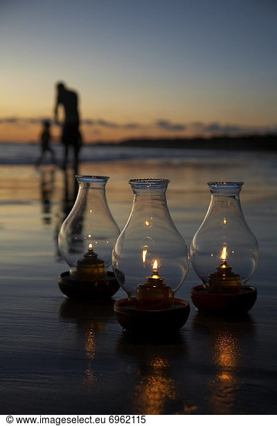 Strand  Sonnenuntergang  Lampe  Menschen im Hintergrund  Hintergrundperson  Hintergrundpersonen  Öl