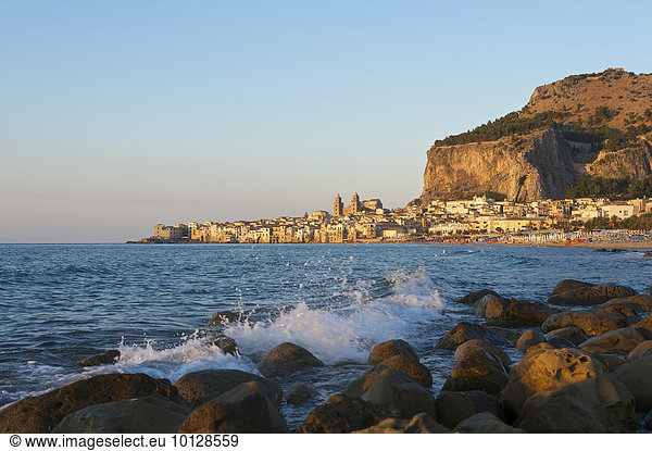 Strand und Altstadt von Cefalù im Abendlicht  Cefalù  Provinz Palermo  Sizilien  Italien  Europa