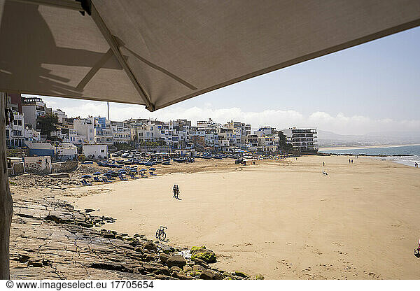 Strand und Dorf am Atlantischen Ozean in Marokko; Taghazout  Agadir  Marokko